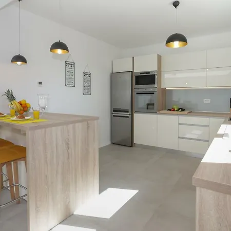 Life - New And Luxury House Kastela